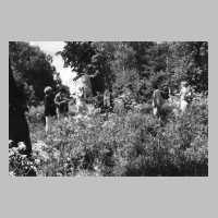 111-1017 Heimwehtouristen auf dem verwilderten Friedhof in Wehlau.jpg